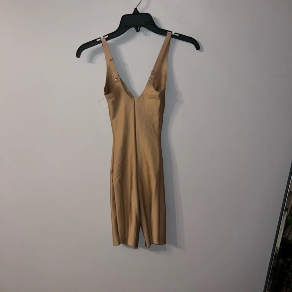 Skims UNLINED PLUNGE MID THIGH BODYSUIT SIENNA BEIGE XXS